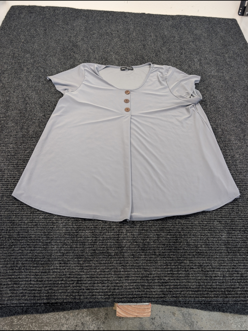 Star Vixen Light Green Short Sleeve Button-Front Blouse